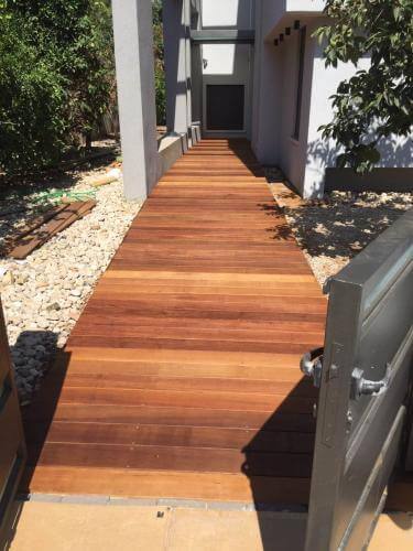 דק יפייפה בכניסה לבית